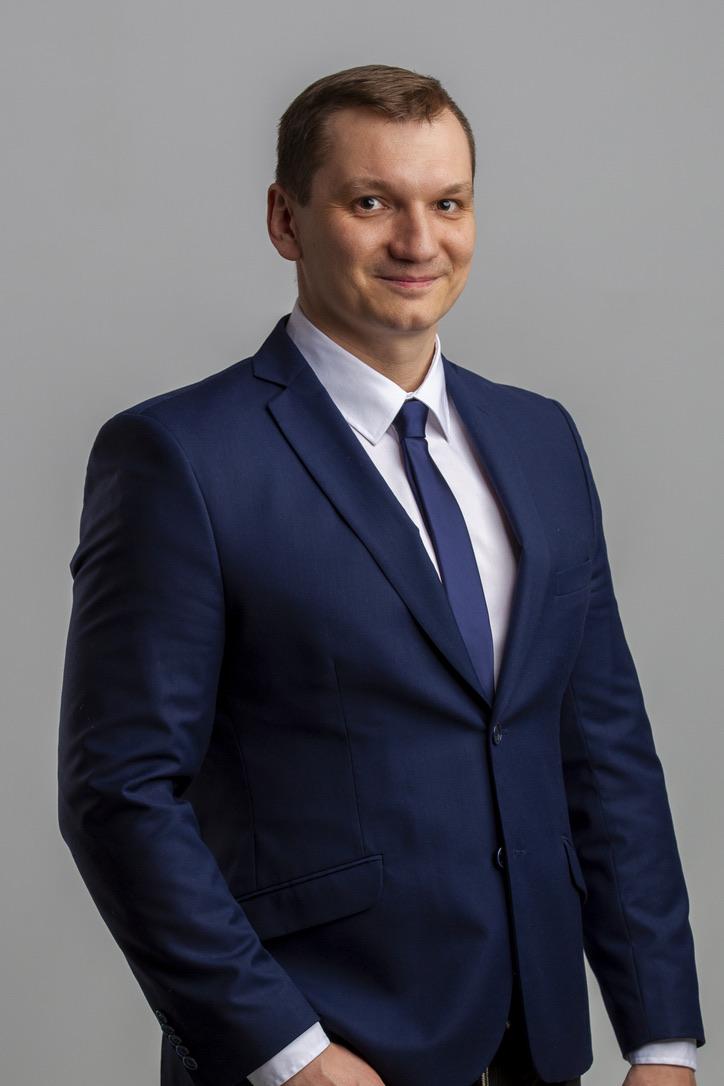 Doradca kredytowy FINKREM omawia ofertę z klientem